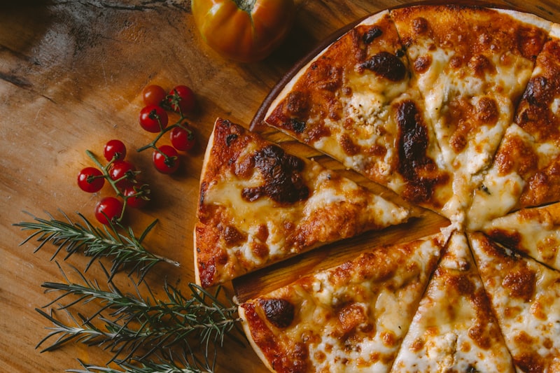 Pizza mit Basilikum von oben
