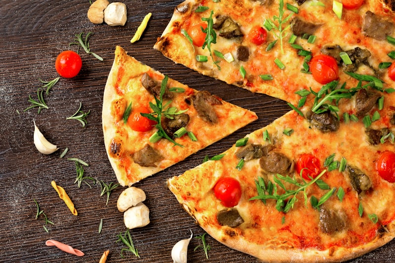 Frisch zubereitete Pizza wird verpackt
